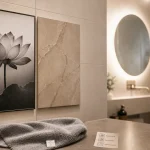 Décoration murale salle de bain : cadre métal et toile lavable dans une salle de bain humide
