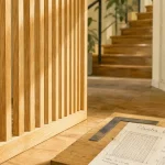 Fabriquer claustra bois : claustra en tasseaux bois clairs, ombres entre lattes