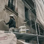 Ravalement de façade rennes : façade en cours, échafaudage et enduit humide