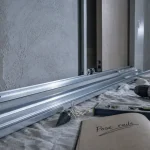 Poser une porte de placard coulissante : rails et niveaux à régler
