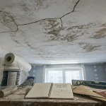Renove plafond : fissures et taches d’humidité sur plafond intérieur abîmé