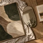Decoration murale salon tendance : grand tableau abstrait et miroirs pour relief