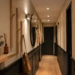 Idée déco couloir moderne : couloir clair, miroir ovale et éclairage LED