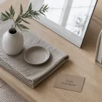 Décoration minimaliste : intérieur apaisant, table basse en chêne clair, vase et lin beige