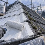 Peindre une toiture : peinture protectrice contre l’humidité